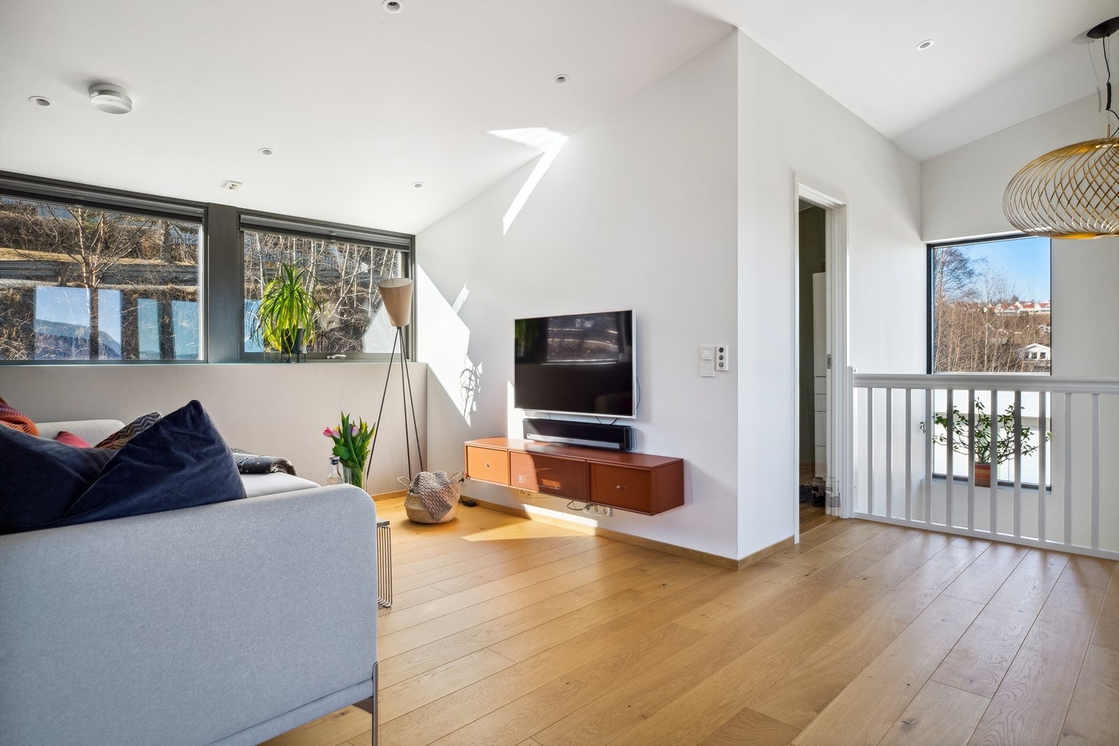 Dagslyset strømmer inn til loftstuen via vinduer i tre himmelretninger. Galleribilde