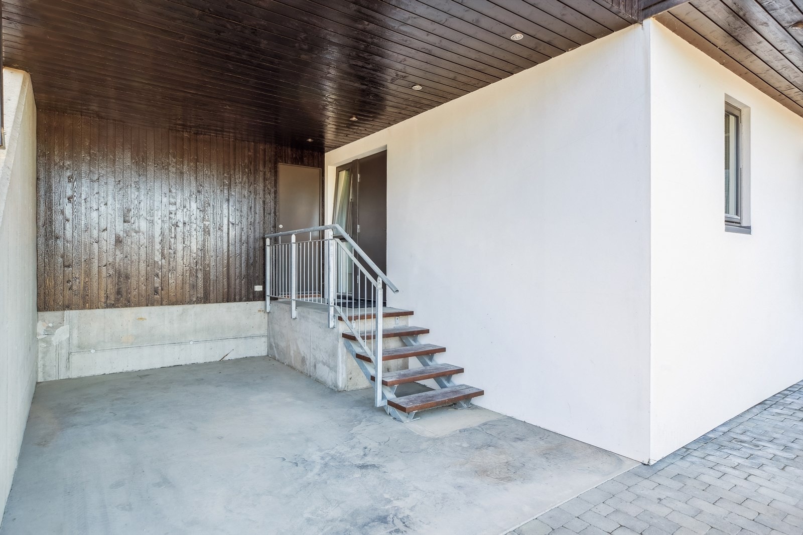 Utleiedelen har egen inngang og en carport på ca. 17 kvm. Galleribilde