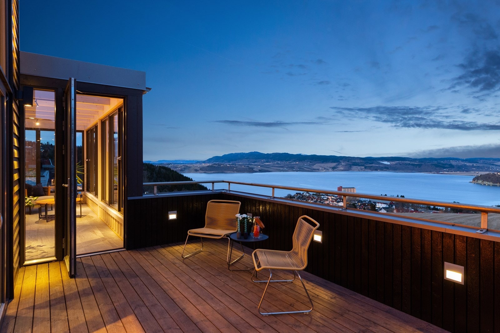 Terrassen ved den innglassede balkongen er på ca. 19 kvm. Denne er dimensjonert for jacuzzi og det er lagt opp strømuttak, samt utekran med både varmt- og kaldt vann. Galleribilde