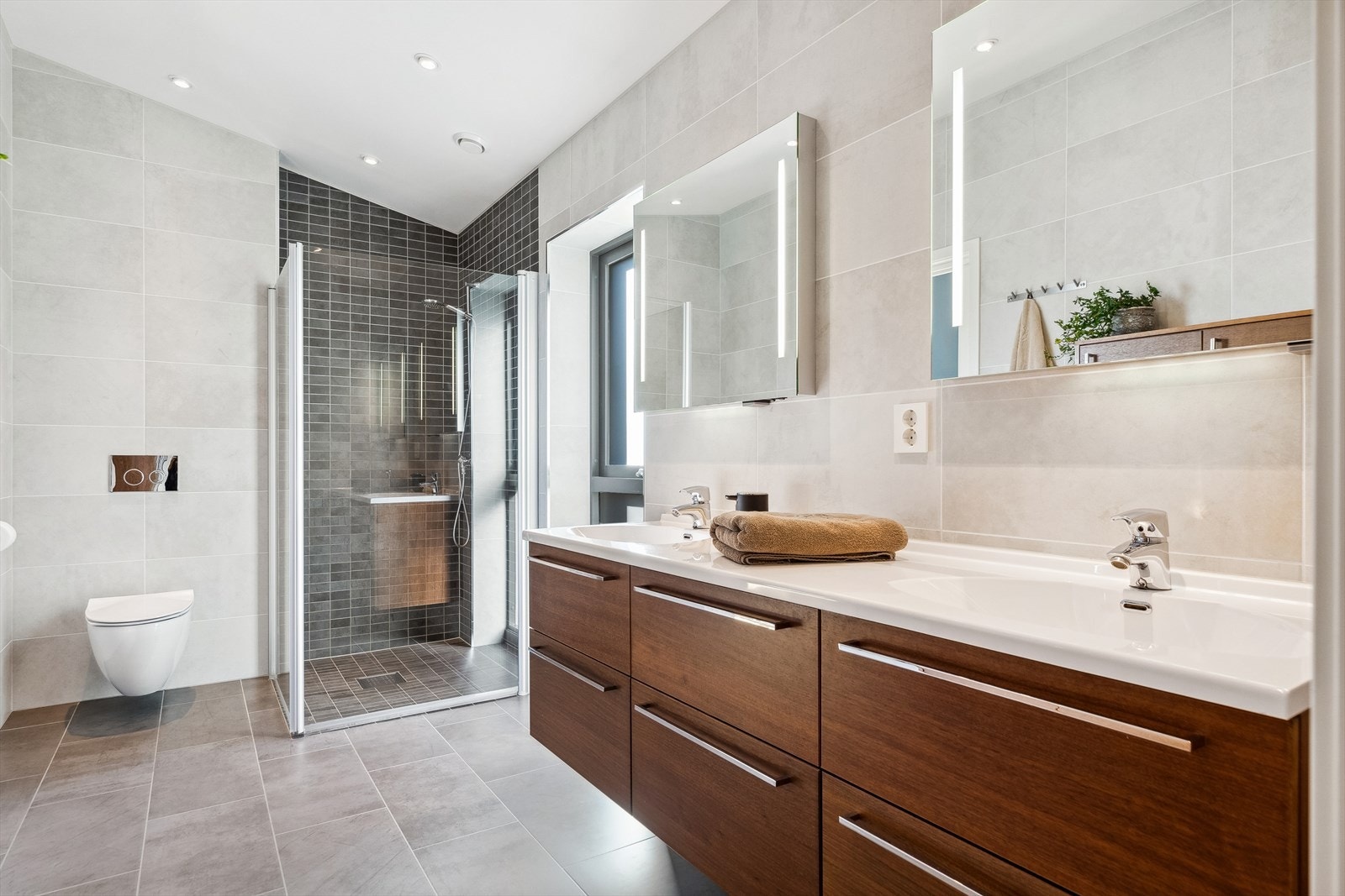 Badet ved hovedsoverommet er tidsmessig og delikat. Galleribilde