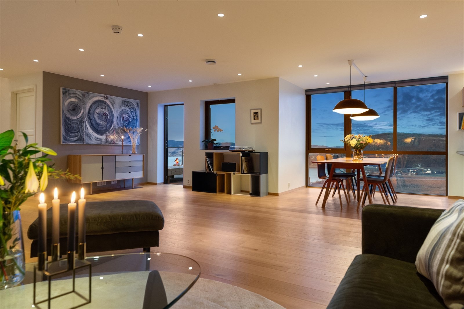 Stuen, spisestuen og kjøkkenet danner et innbydende allrom på ca. 69 kvm i 1. etasje. Galleribilde