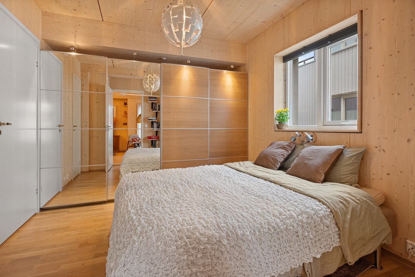 Hovedsoverommet er av god størrelse og rikelig med garderobeplass Galleribilde