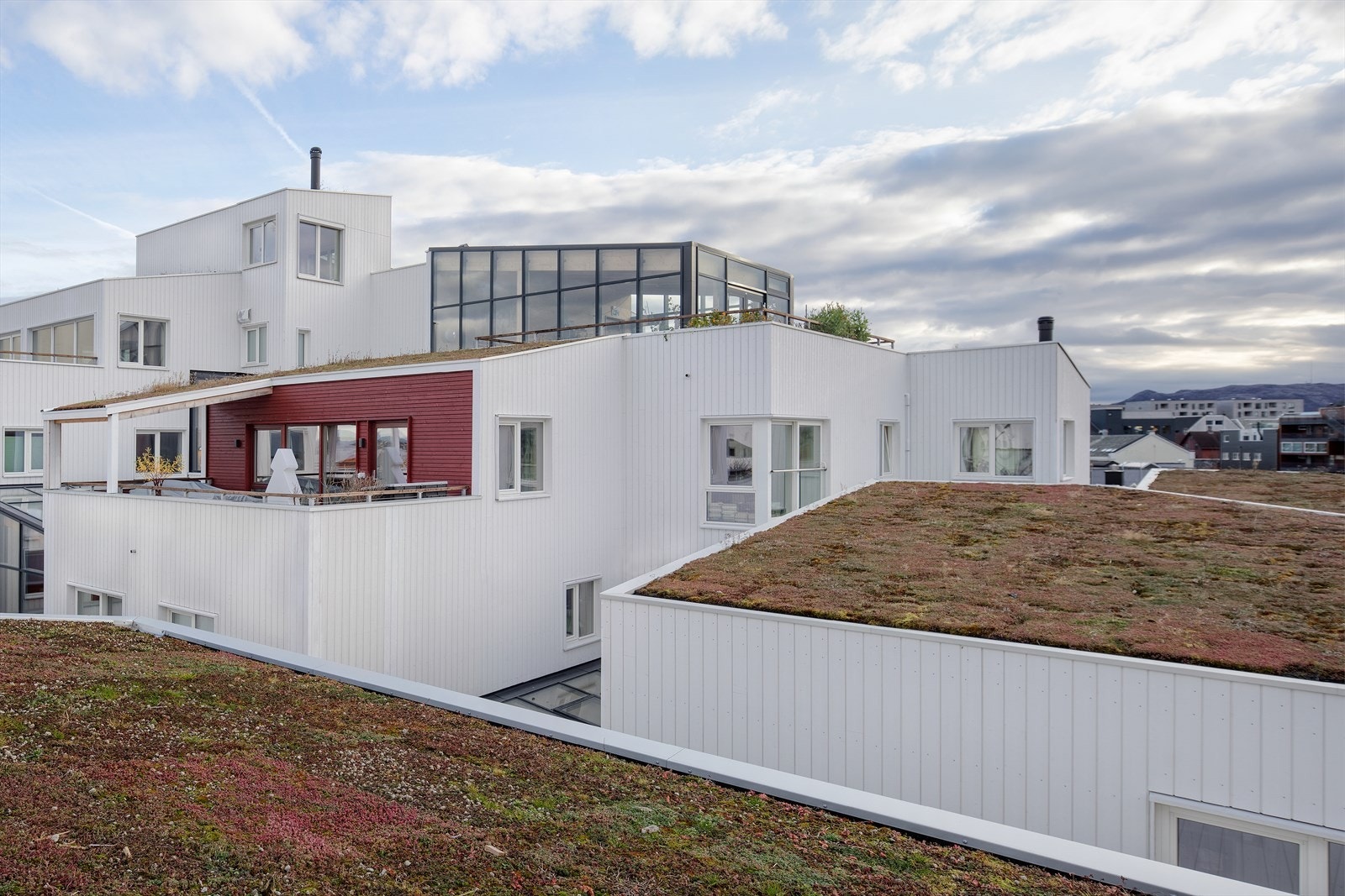 Noen av de beste fellesarealene ligger på toppen av Vindmøllebakken. Veksthus, loftstue og store fellesterasser med fantastiske solforhold og utsikt Galleribilde