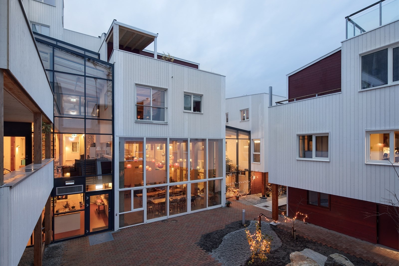 Skjermede og lunt gårdsrom. Her er det inngang til felleskjøkkenet, allrommet og flere av leilighetene Galleribilde