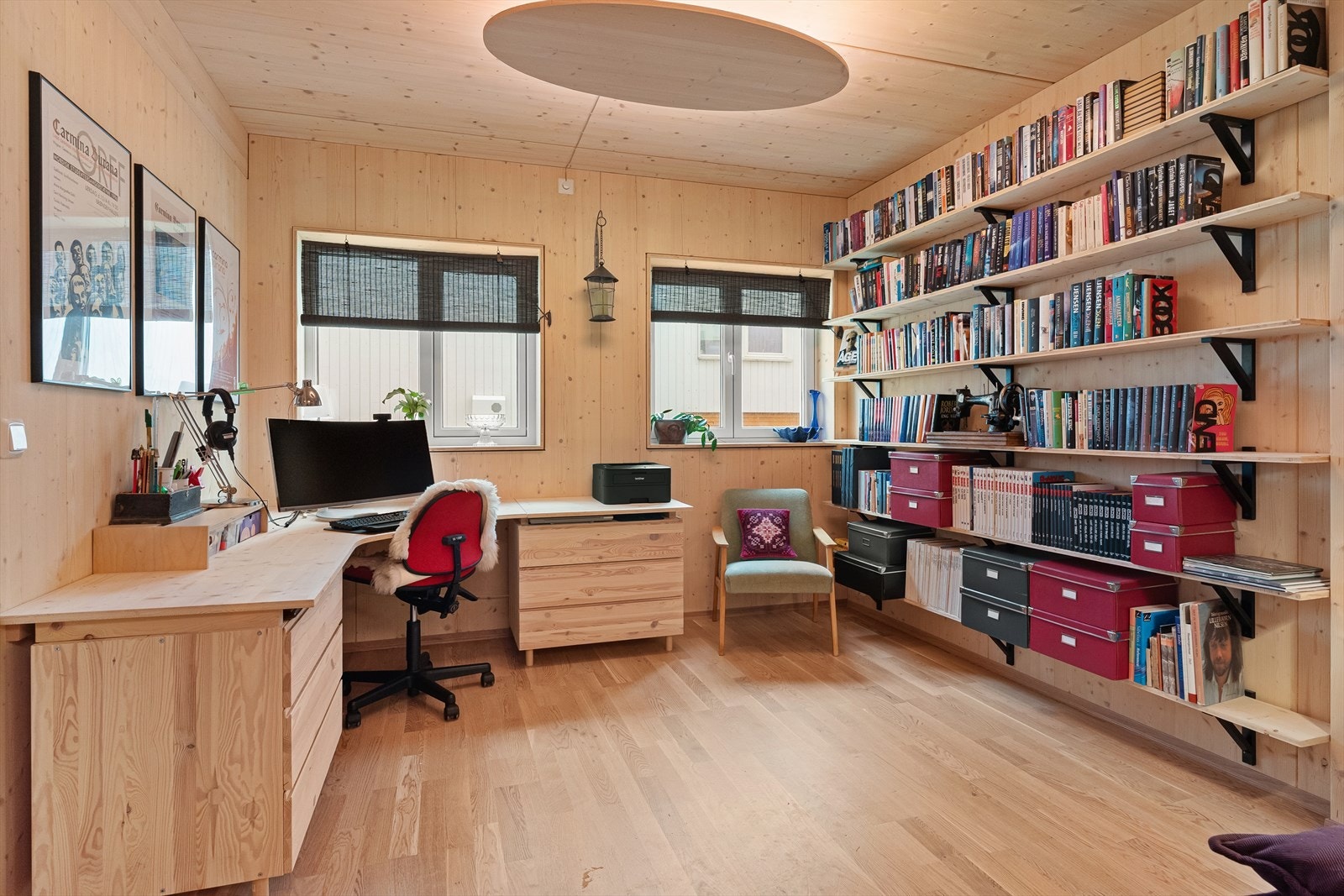 Leiligheten har utstrakt bruk av tre med "pustende vegger" som oppleves som lunt og gir et meget godt inneklima Galleribilde