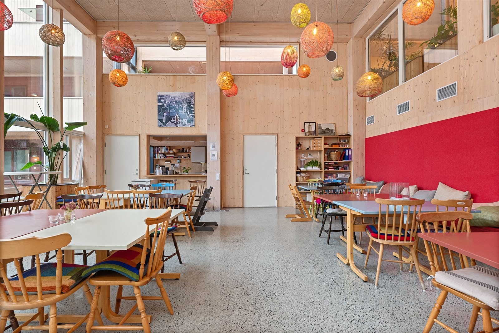 Dette er det vakre allrommet med felles kjøkken. Der er det av og til felles middager, husmøter aller andre aktiviteter Galleribilde