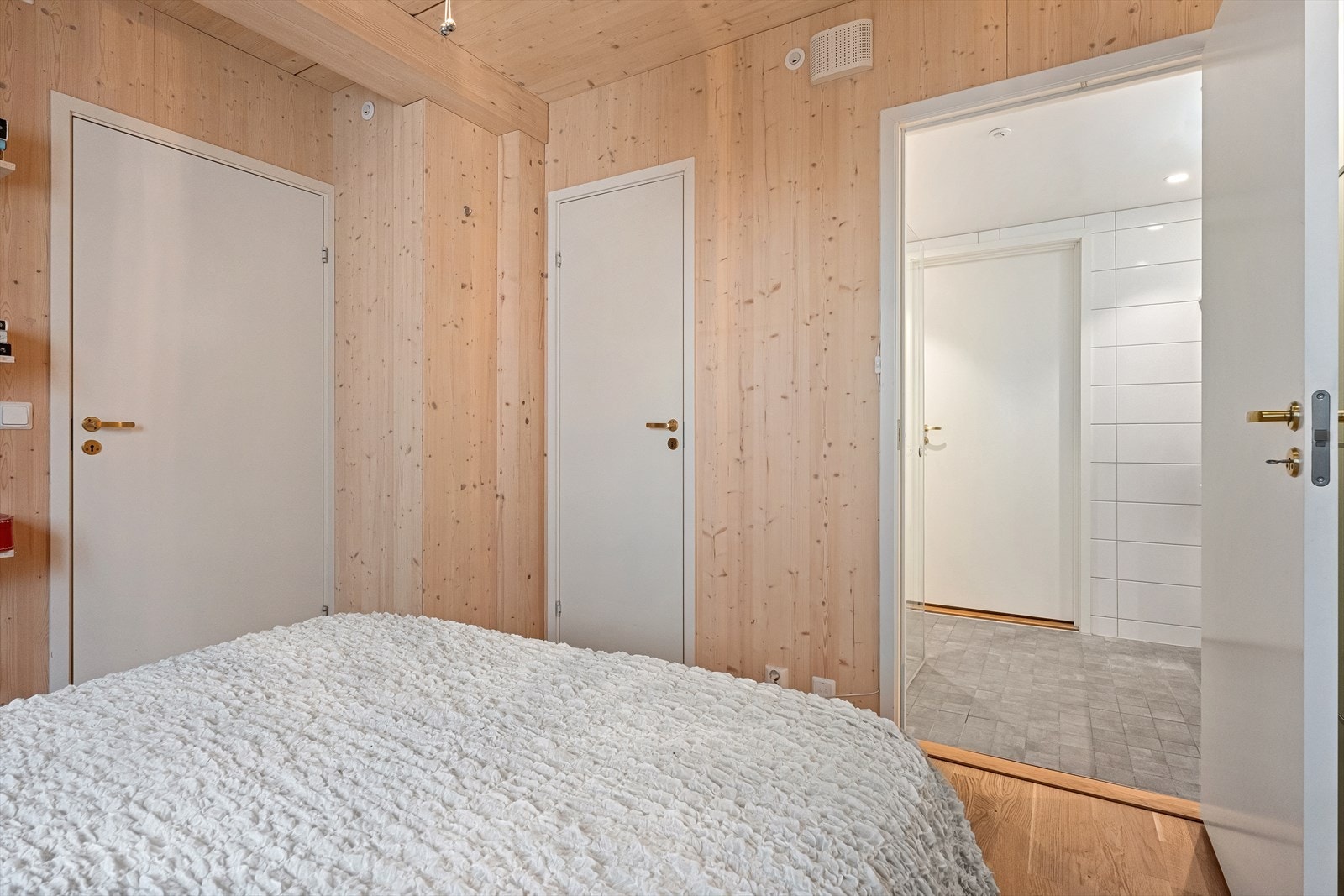 Lett adkomst direkte fra soverommet il badet, som også har adkomst via gangen Galleribilde