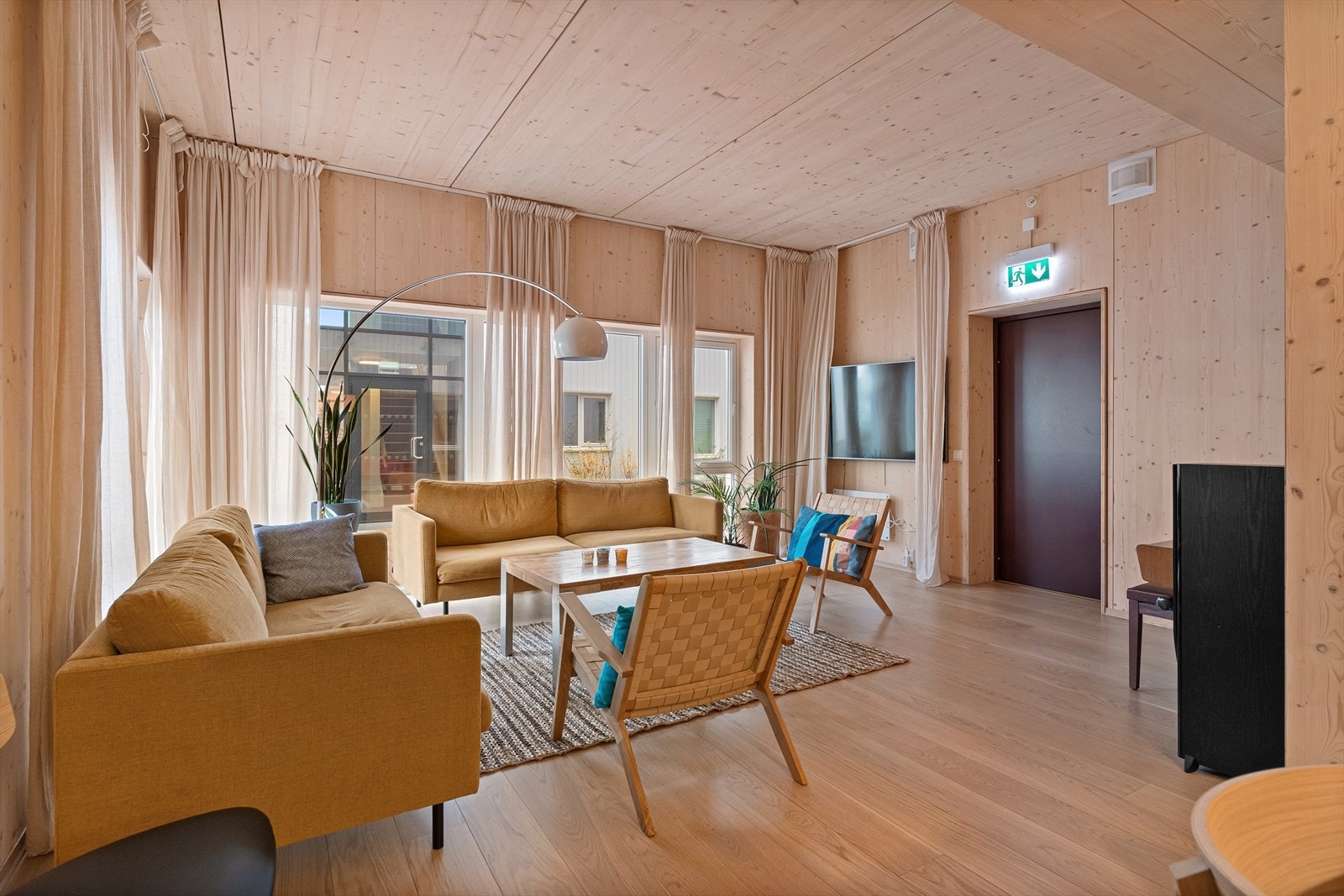 Kjellerstueselskapslokale med piano Galleribilde