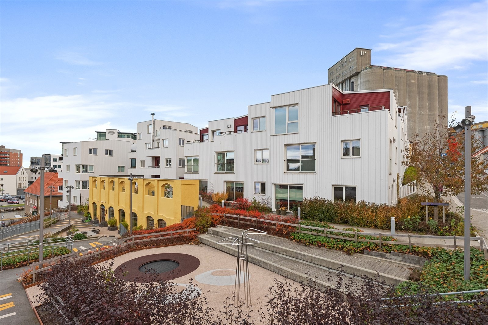 Like utenfor Vindmøllebakken er det bilfritt gårdstun. Her kan du sitte og nyte ved ønske og behov Galleribilde