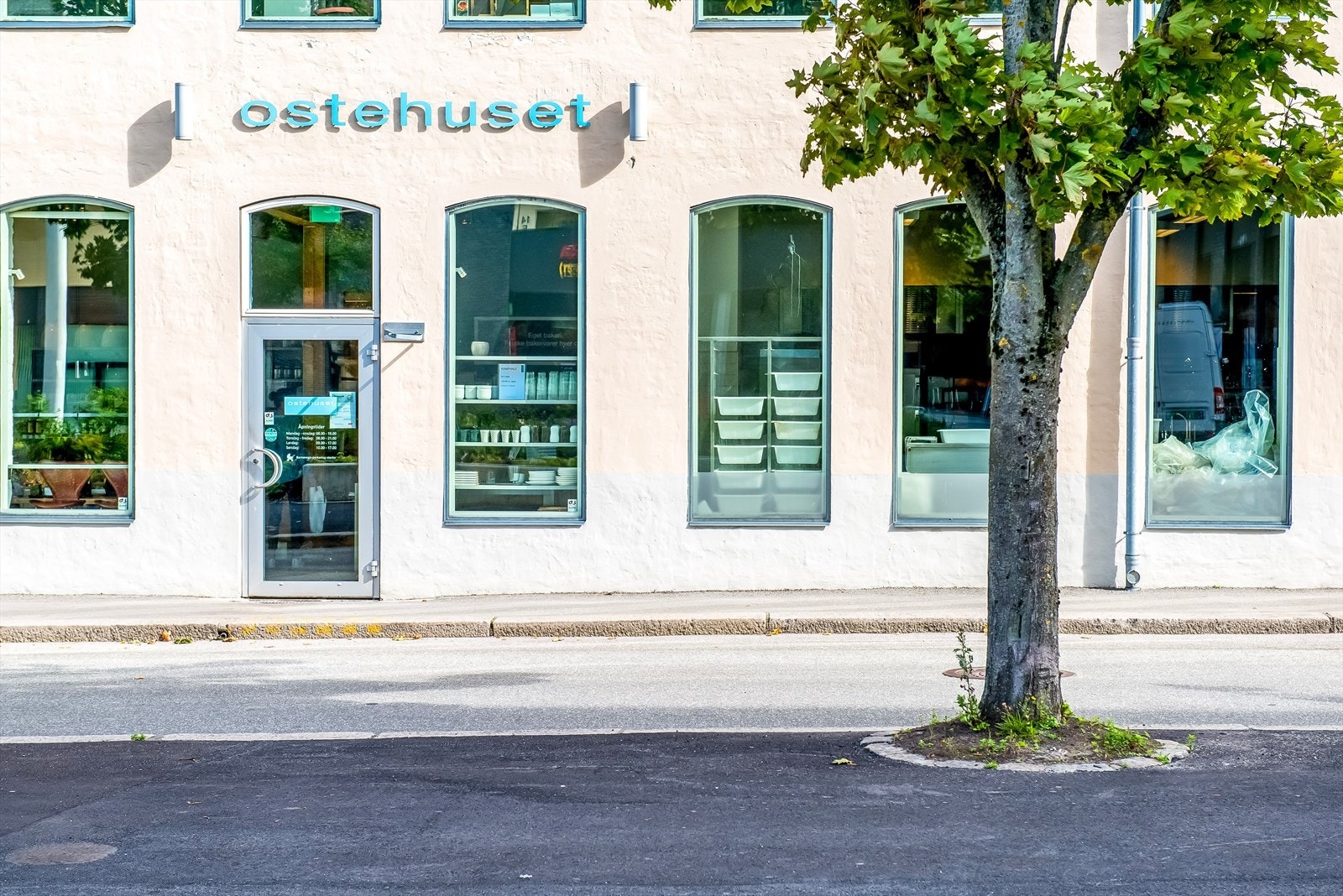 Urban beliggenhet og med kort avstand til det en trenger. Ostehuset like i nærheten med sine ferske bakervarer Galleribilde