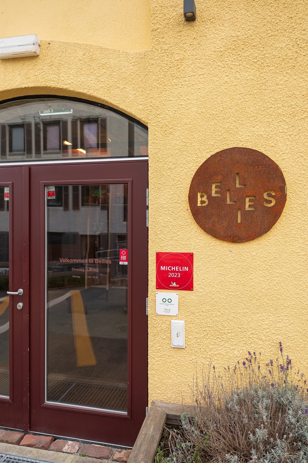 Nærområdet har mye å by på! Her Bellies som ligger i underetasjen av bofellesskapet Galleribilde