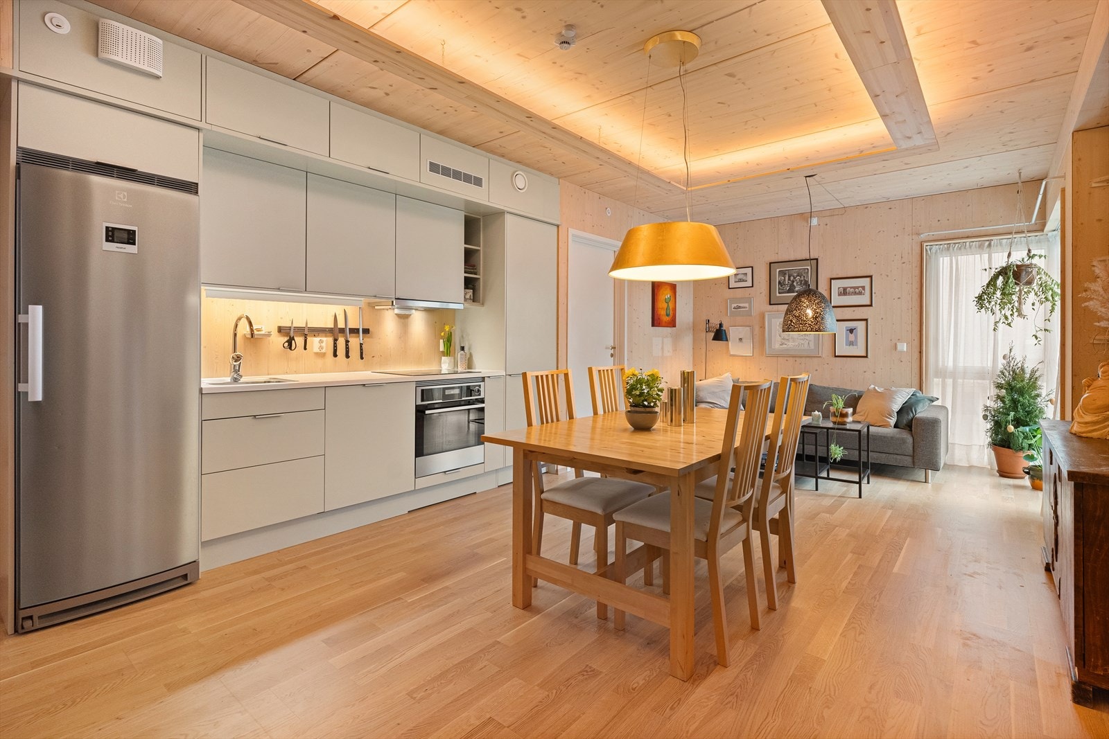 Flott Noremakjøkken med lys grønne fronter og hvit benkeplate Galleribilde