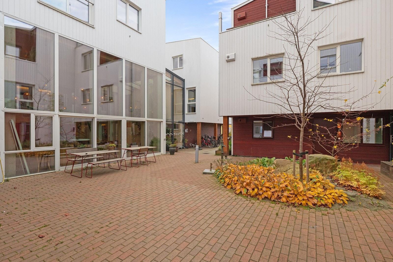 På gårdstunet arrangeres felles sosiale sammenkomster, konserter m.m Galleribilde