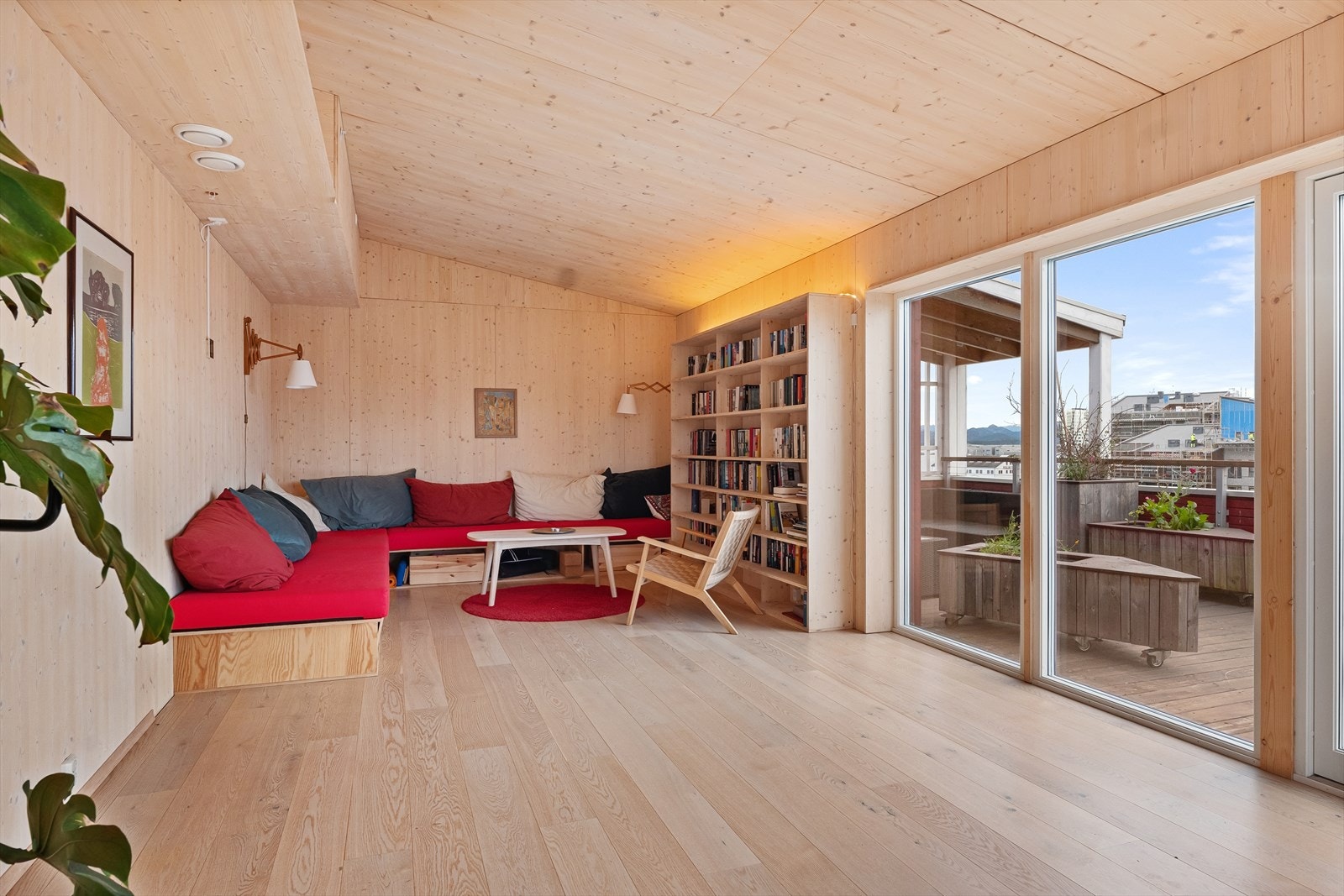 Loftstue med piano og bibliotek, samt takterrasse utfor. Denne brukes også bl a som stillerom og til yogameditasjon Galleribilde