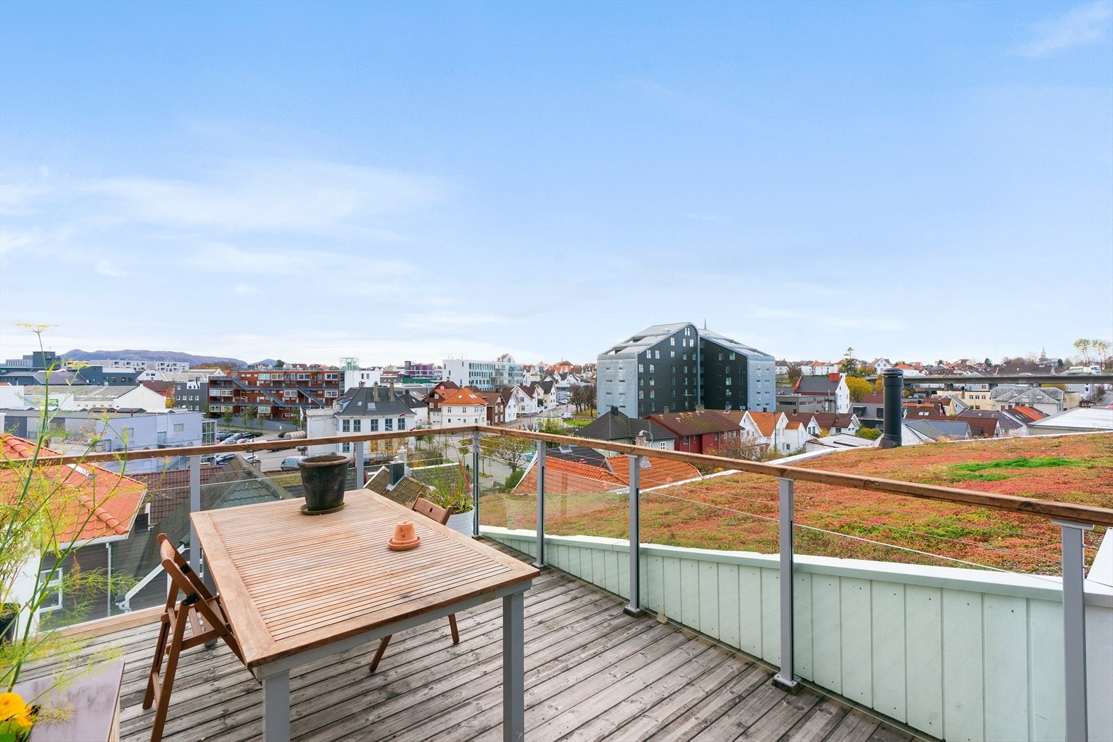 Leiligheten og bofellesskapet ligger innerst i Pedersgata. Det er rolig om kvelden, lite trafikk og kort vei til kollektivforbindelser Galleribilde