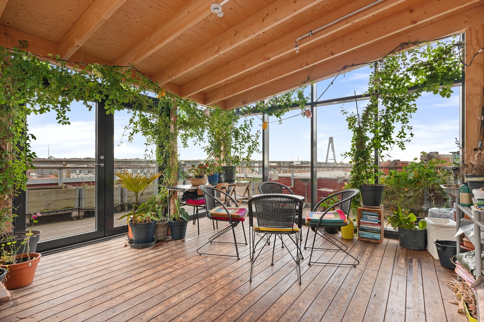 Vindmøllebakken er et prisbelønnet, bærekraftig bofelleskap basert på "Gaining by Sharing".
Her fra fellesområde- hagestuen. Galleribilde