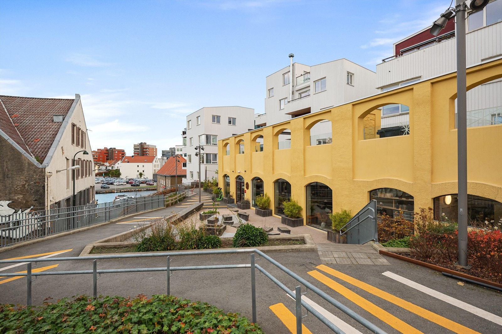 Leiligheten ligger like ved sjøen . Hva med et stup fra brygga, eller ta badstue i Damp Sauna nede i Dokken. Galleribilde