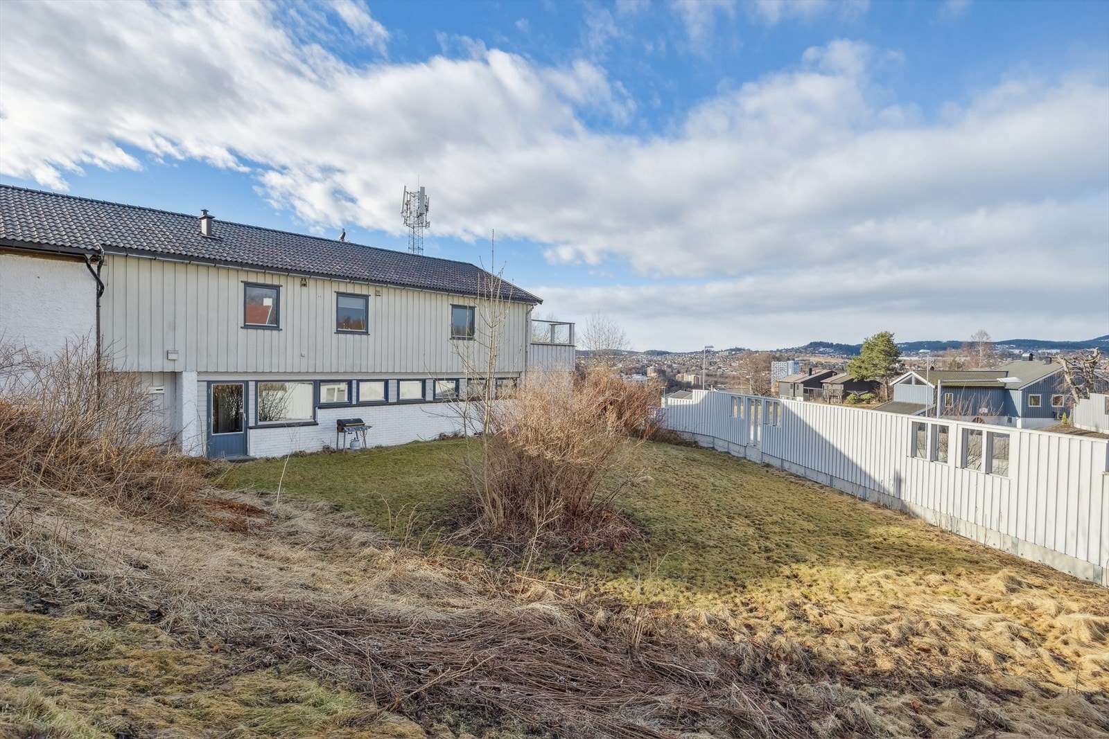 På eneboligens bakside finner man en stor plen hvor man kan sitte skjermet. Galleribilde