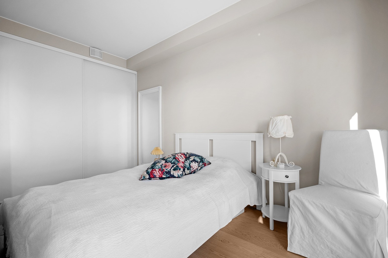 Skyvedørsgarderoben sørger for en ryddig oppbevaring av klær og tilbehør. Galleribilde