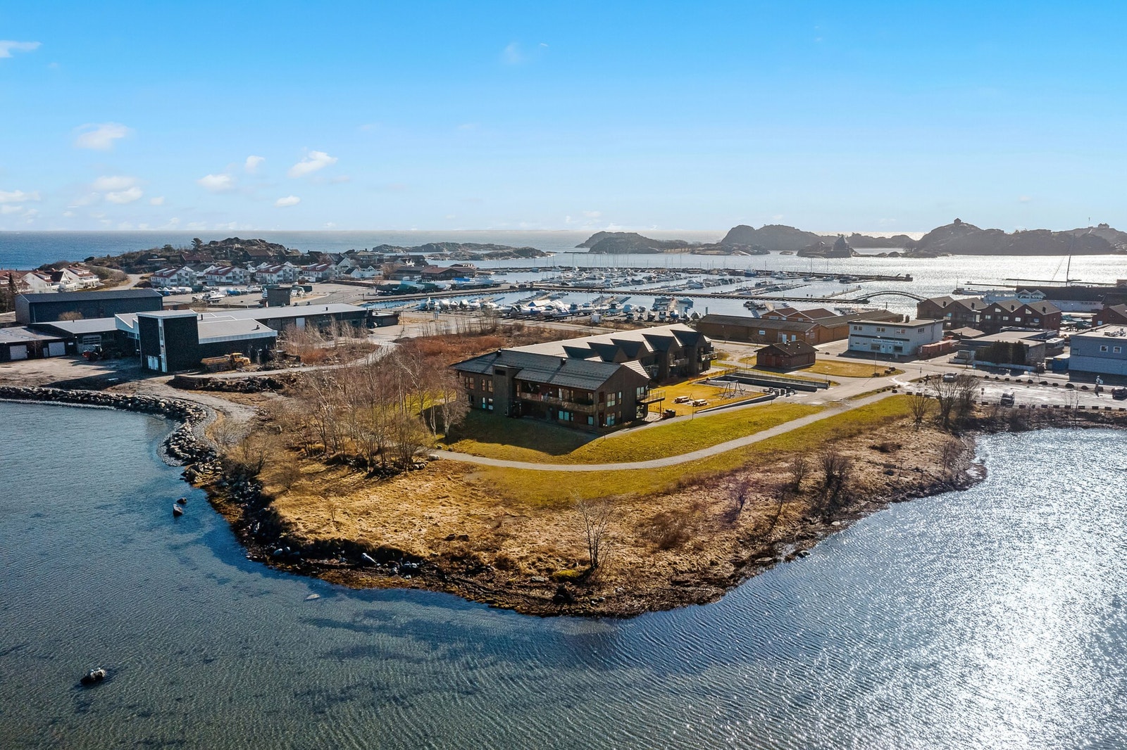 Sjø, båthavn og hyggelig gater er del av nærmiljøet her. Galleribilde