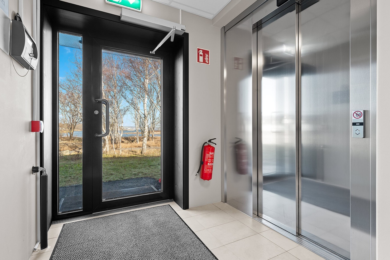 Heis sikrer trinnløs og kort vei fra garasjen til leiligheten. Galleribilde