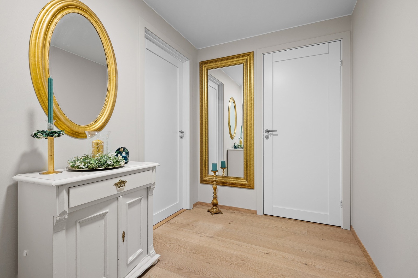 Entréen gir et godt inntrykk av leiligheten. Galleribilde