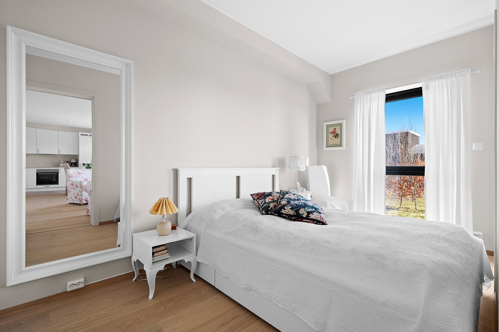 Soverom med god plass til dobbeltseng og tilhørende nattbord. Galleribilde