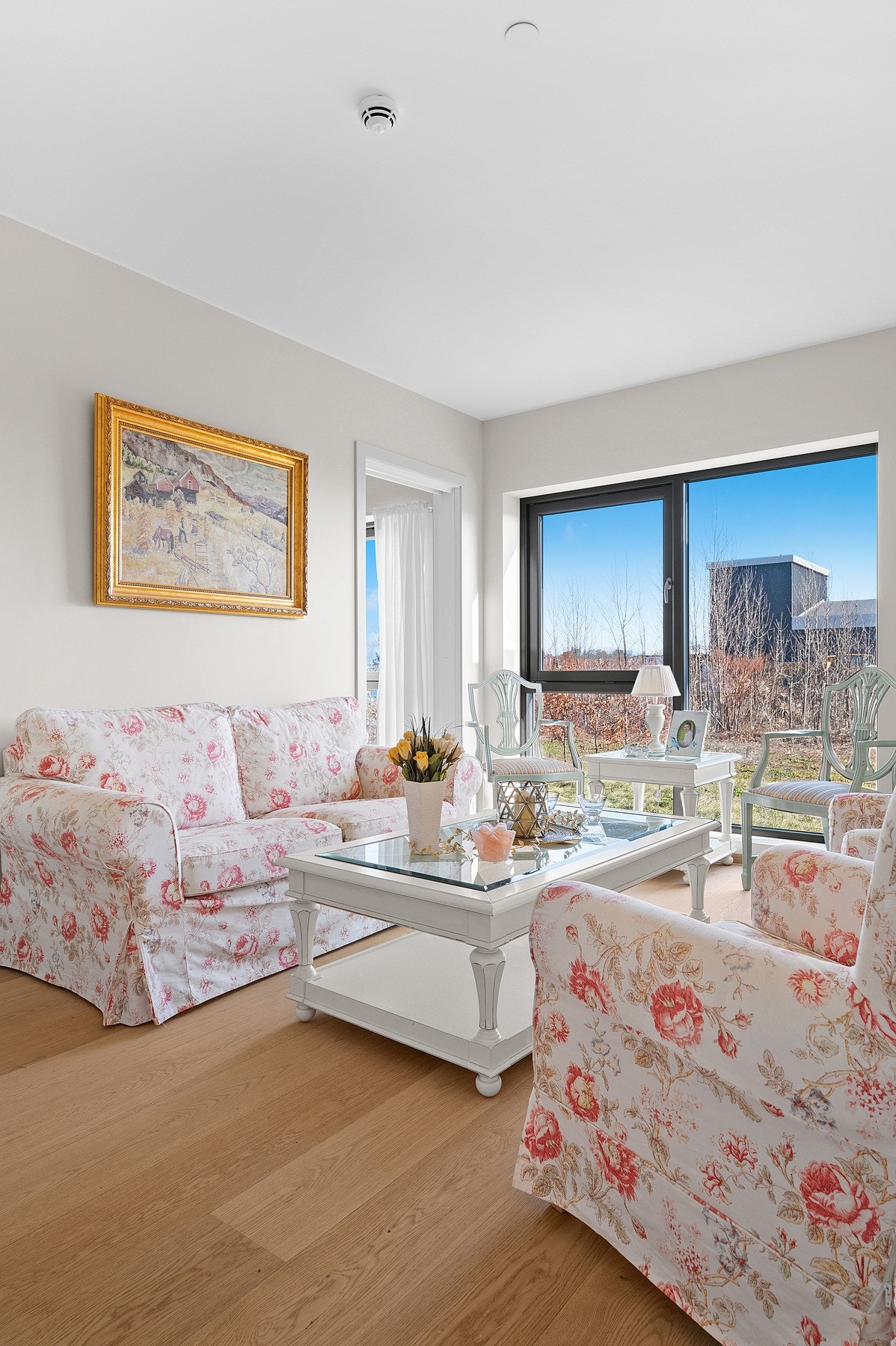 Stua har god plass til sittegrupper og mye naturlig lys fra store vinduer. Galleribilde