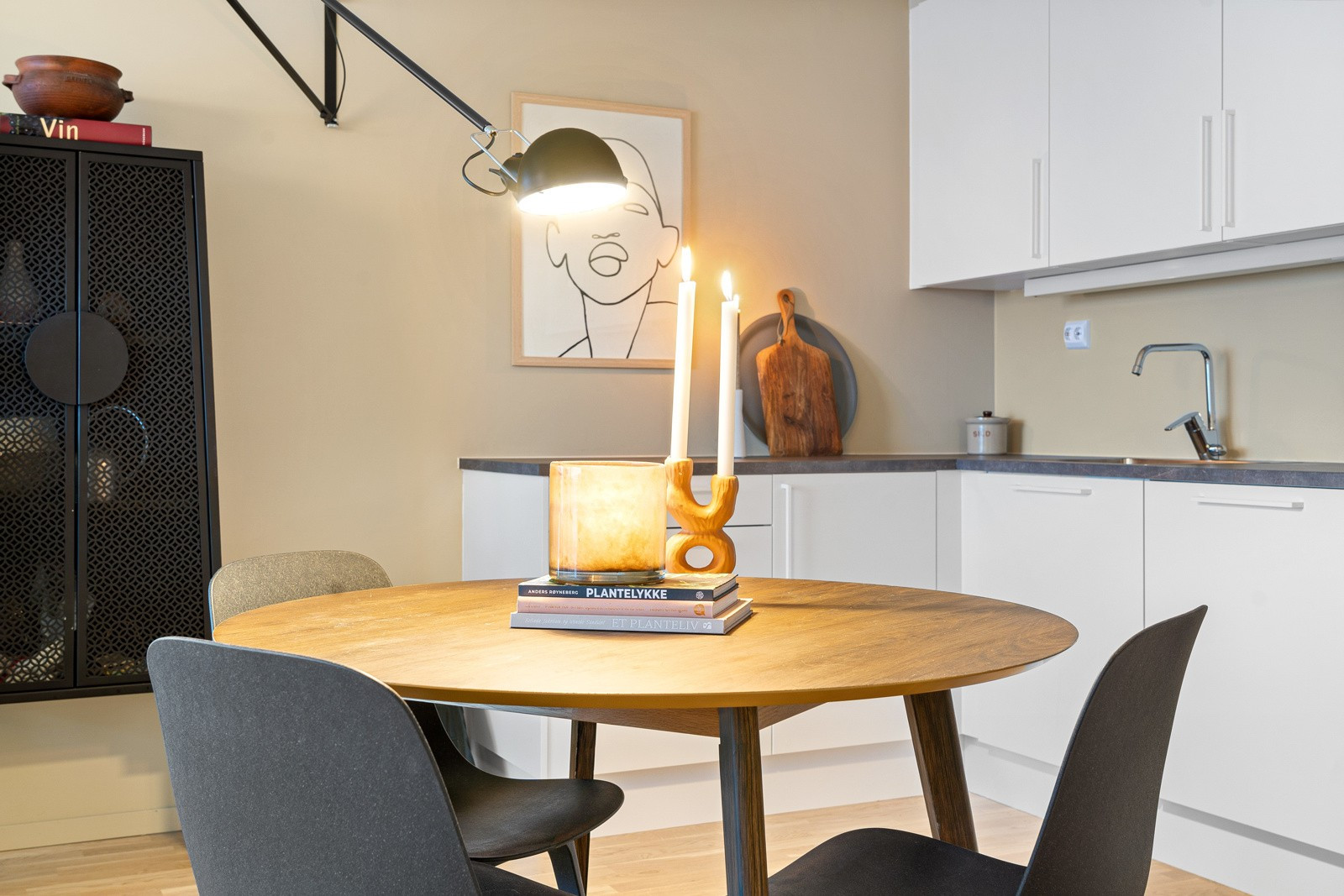 Spisebordet finner sin naturlige plass i rommet mellom stue og kjøkken.