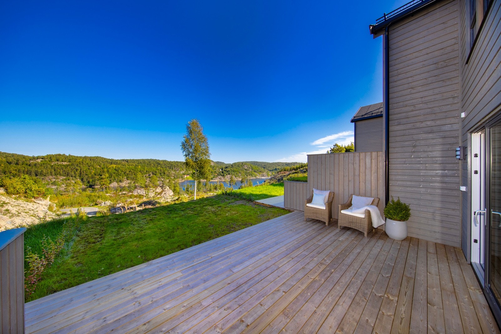 Fra stuen er det utgang til en herlig terrasse med levegger mot nabo som skjermer. Galleribilde