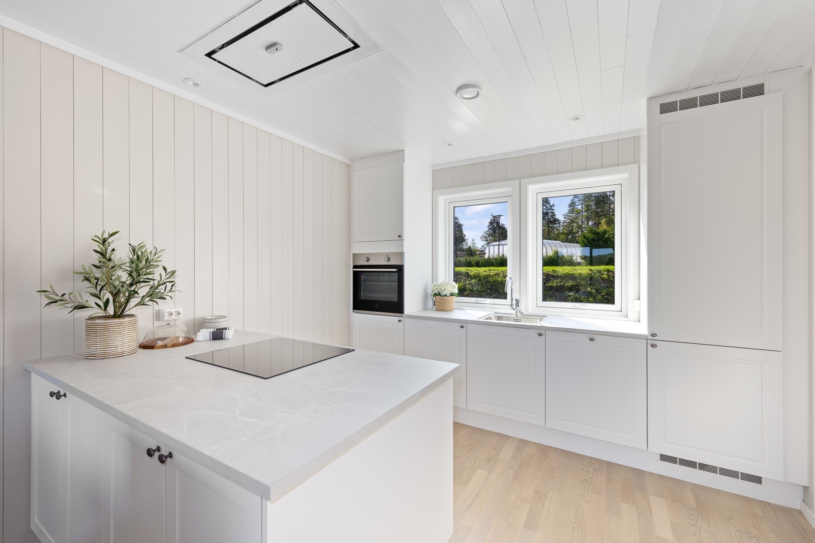 Hytta har et lekkert kjøkken fra HTH med integrerte hvitevarer. Galleribilde