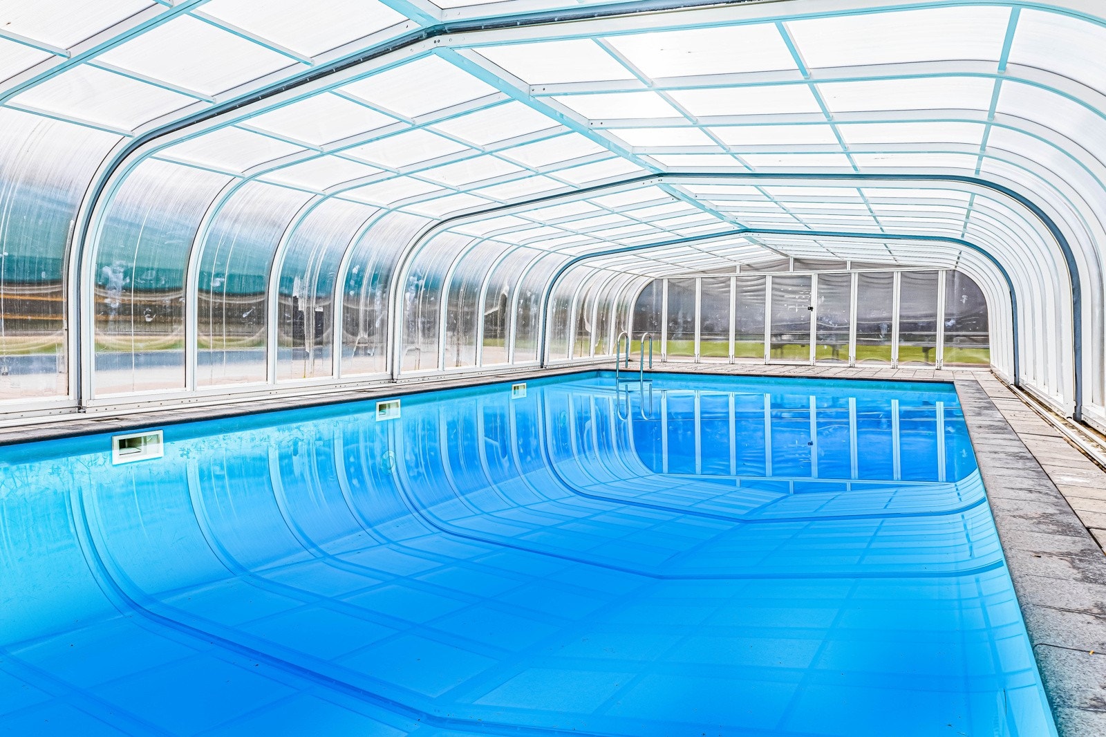 Rett utenfor døren har man tilgang til deilig svømmebasseng. Galleribilde