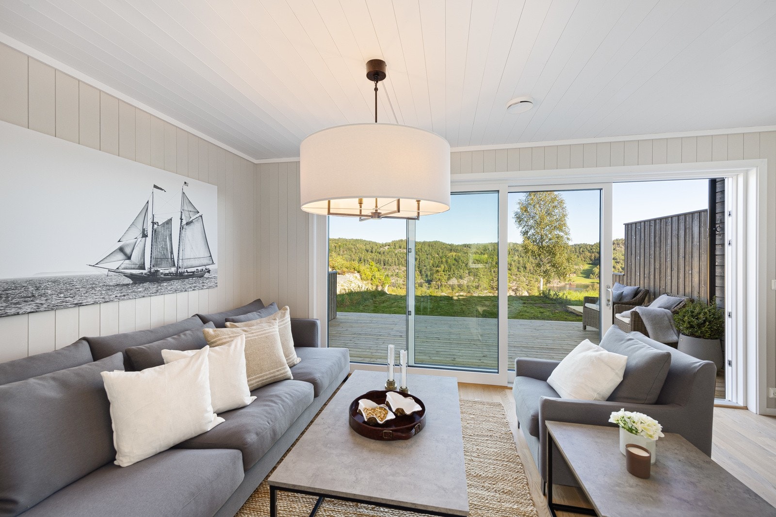 Naturlig dagslys strømmer inn gjennom gode vindusflater. Galleribilde