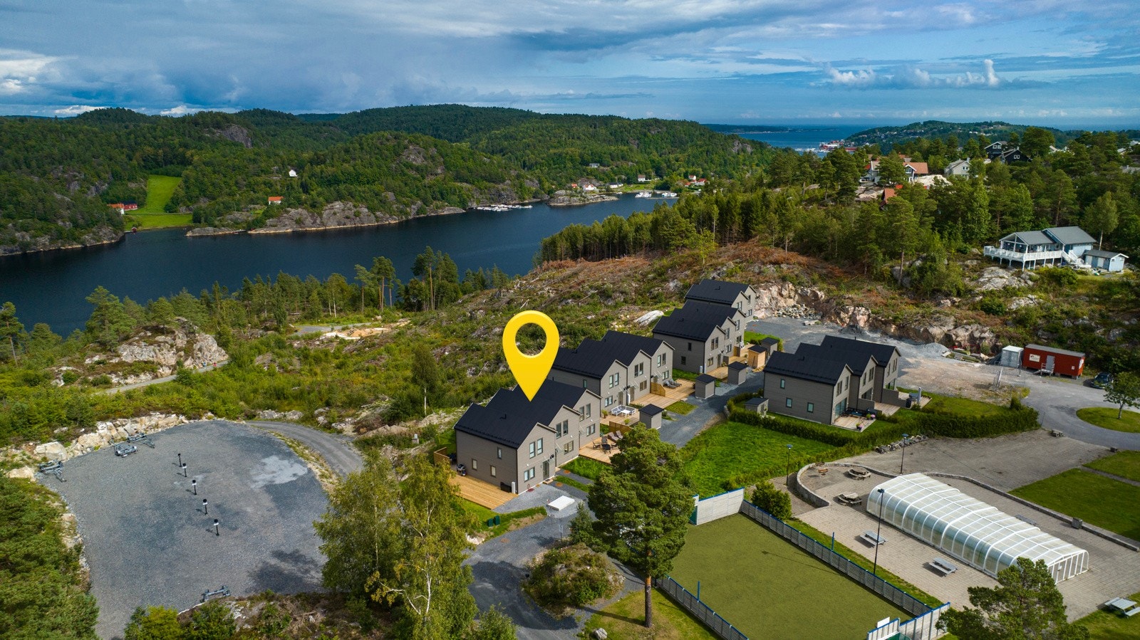 Det er kort vei til vannet og det er mulighet til å kjøpe båtplass for kr. 140 000,-. Galleribilde