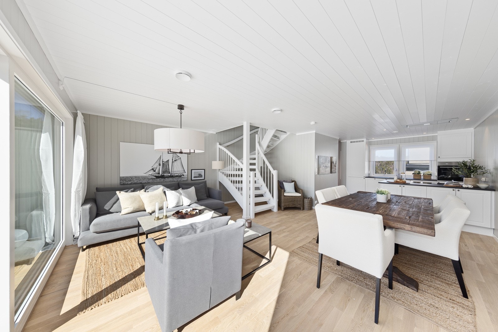 Med en fargepalett inspirert av omgivelsene er det skapt en lun, lys og nordisk interiørstil. Galleribilde