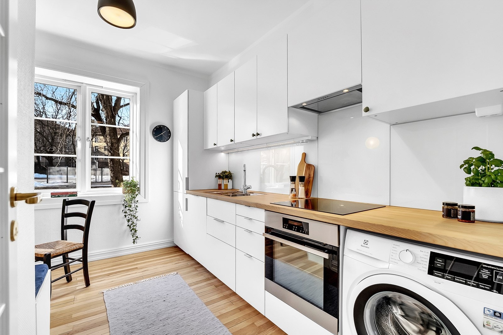 Her er det opplegg for vaskemaskin (nytt i 2022), koketopp, oppvaskmaskin, stekeovn og kjøleskap med frysedel. Galleribilde