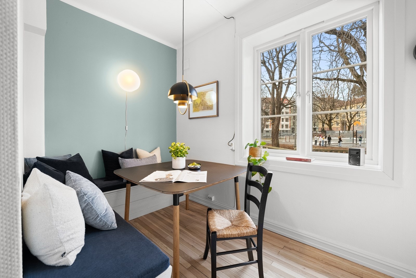 Flott, snekkerbygget sitteplass på kjøkkenet med koselig utsyn mot grøntareal og lekeplass. Galleribilde