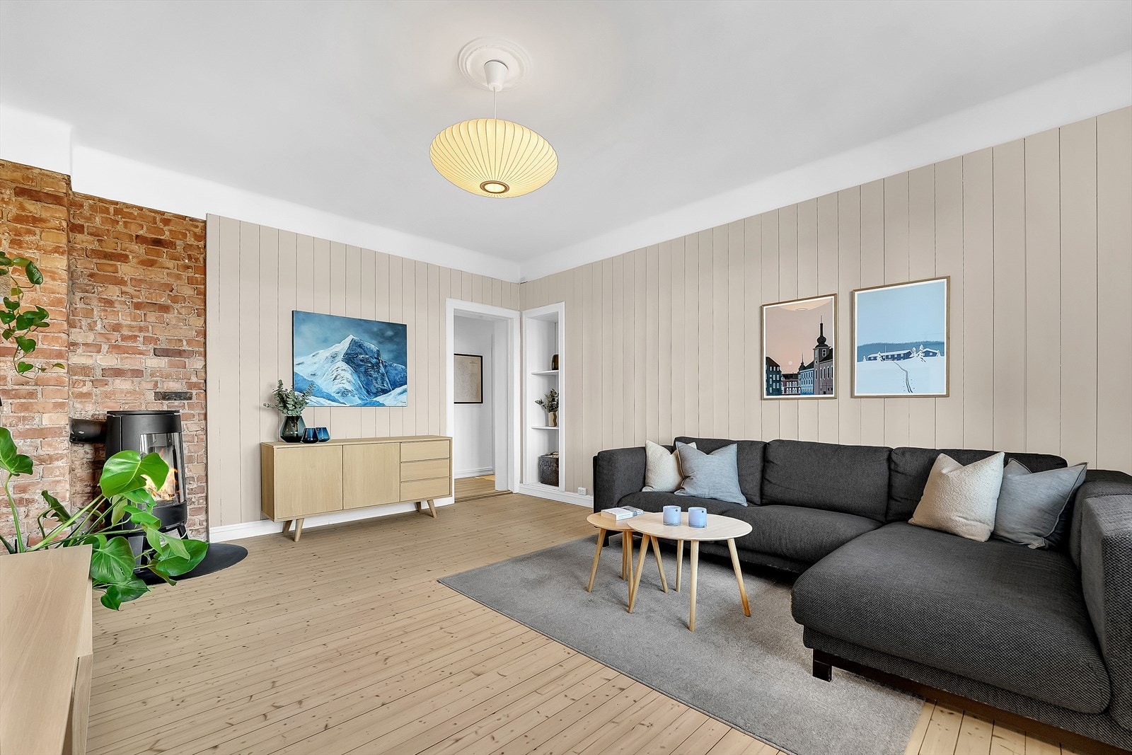 Stuen er av svært god størrelse med god takhøyde. Galleribilde