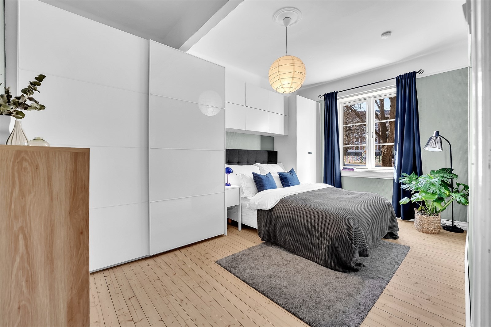 Svært romslig soverom med mye garderobeplass. Galleribilde