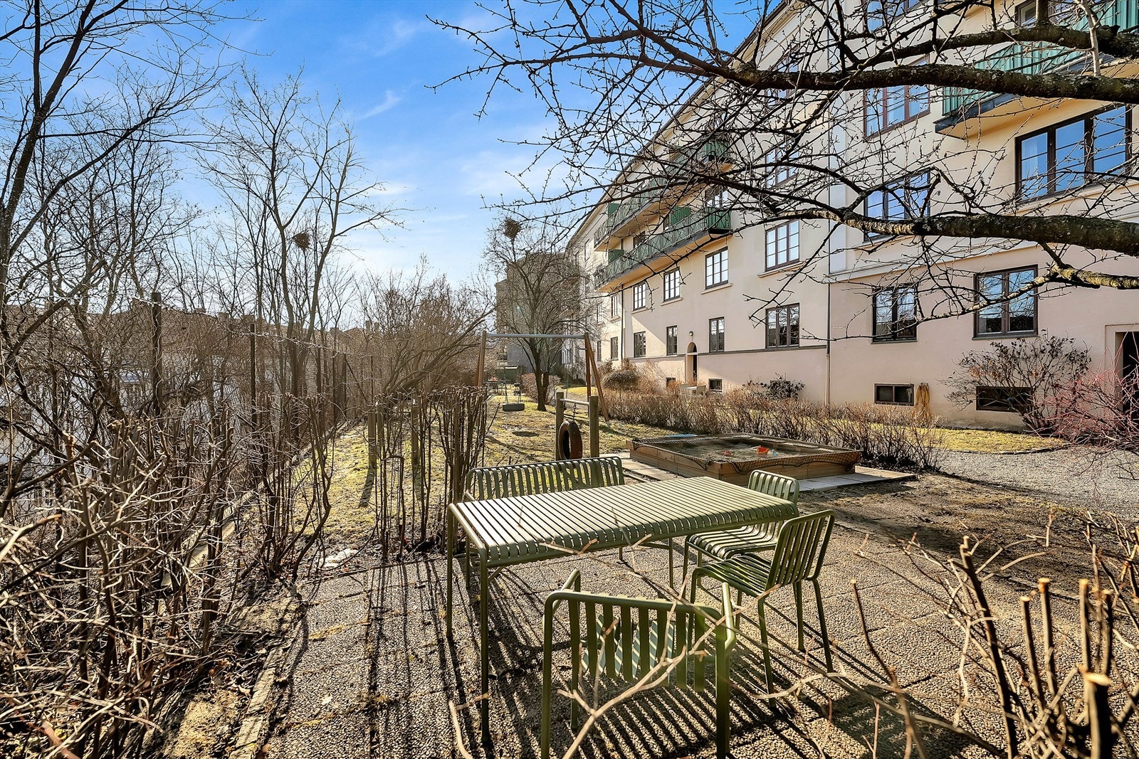 Koselig øvre og nedre bakgård med mange sitteplasser, grillplass, sykkelparkering og lekeapparater. Galleribilde