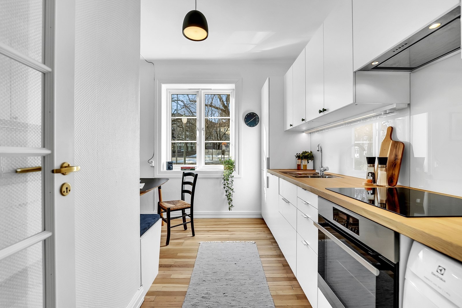 Pent, separat kjøkken fra 2014 med integrerte hvitevarer. Galleribilde