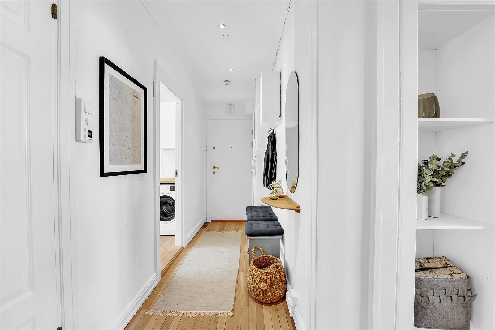 I skapet til høyre ved døren er det plassert en ny varmtvannnsbereder (2022) på 160l. Galleribilde