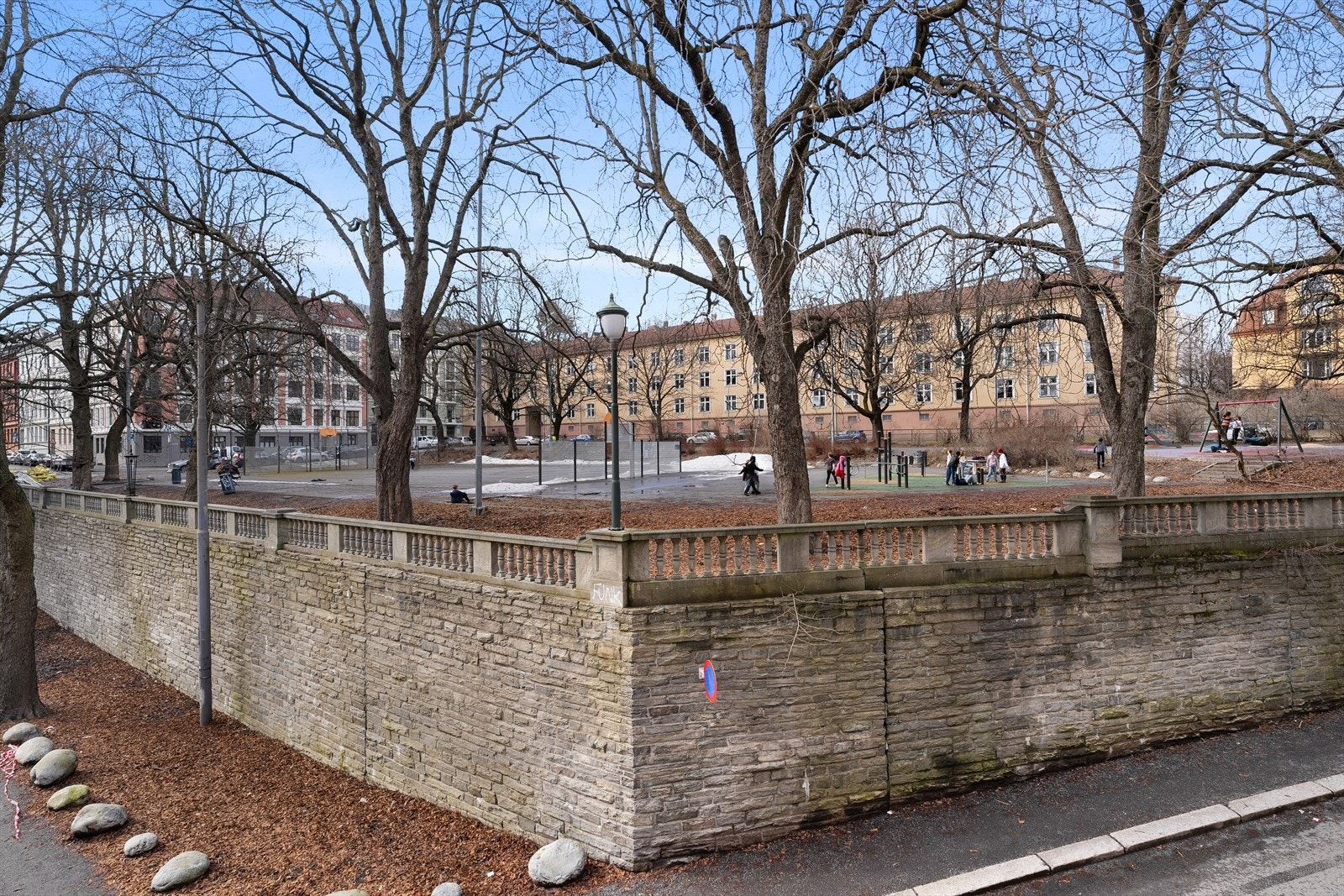 Evald Ryghs plass med vakre kastanjetrær, lekeplass, treningsapparater, bordtennis og basket- og fotballbane. Om vinteren er det skøytebane. Galleribilde