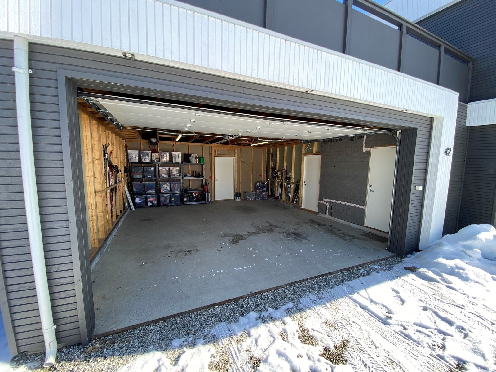Stor dobbelgarasje med elektrisk garasjeport, to boder, samt egen inngang til boligen via vaskerommet. Galleribilde