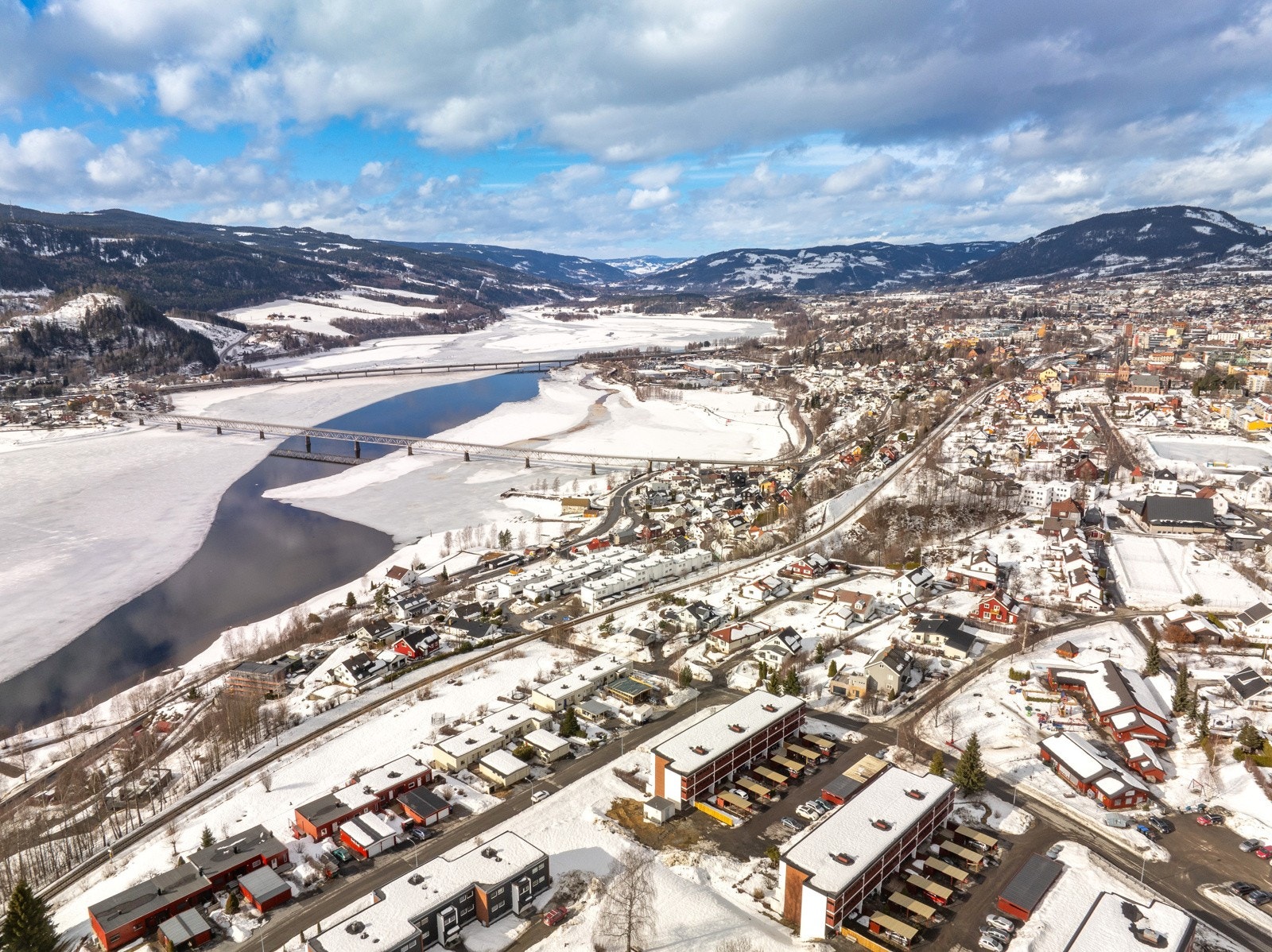 Det er unike turområder rett utenfor døra, gjerne nedover mot Mjøsa og Strandpromenaden men også oppover mot Mesnaelva og hoppbakken Galleribilde