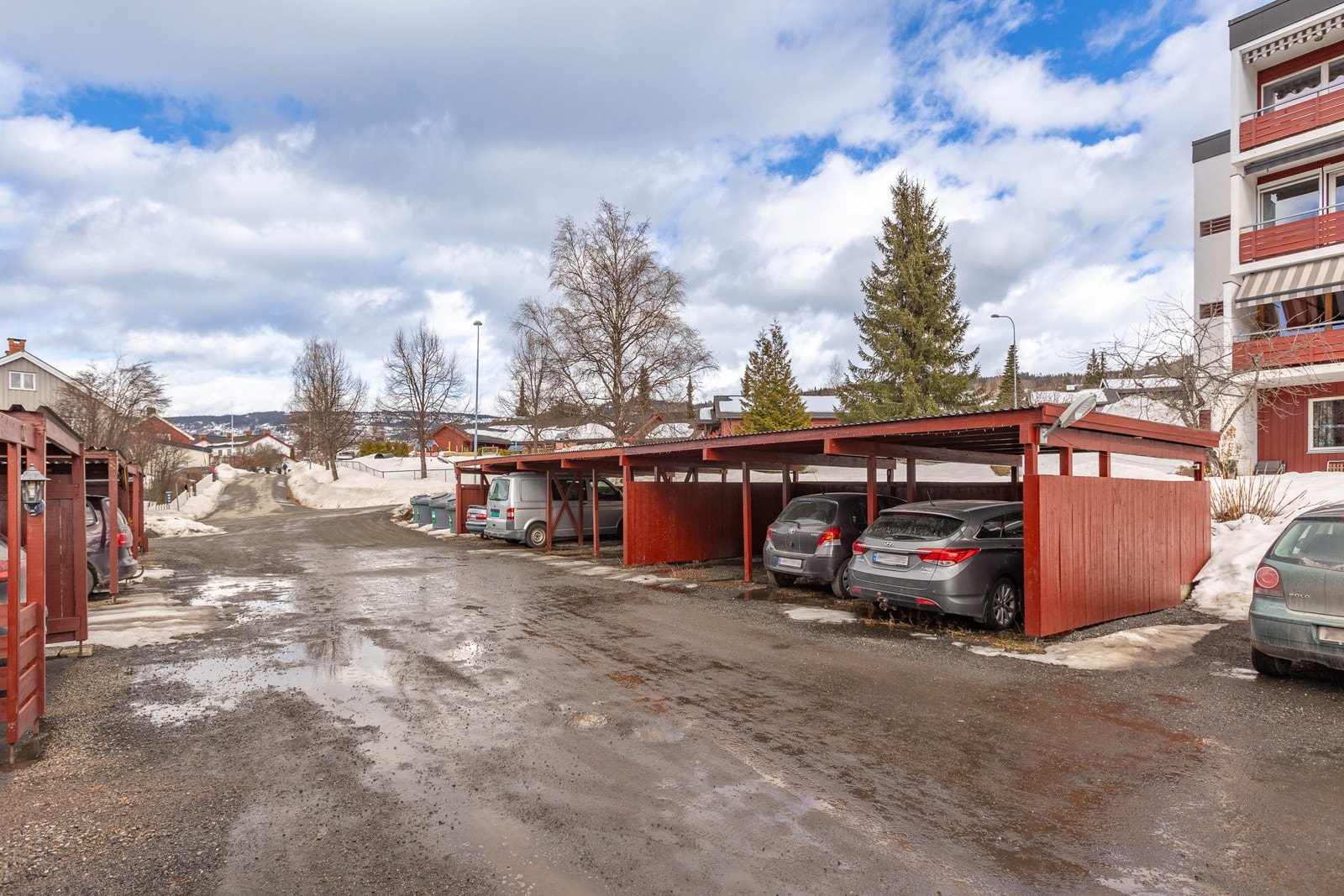 Det følger en plass i carport med leiligheten, ellers henvises det til gjesteparkering Galleribilde