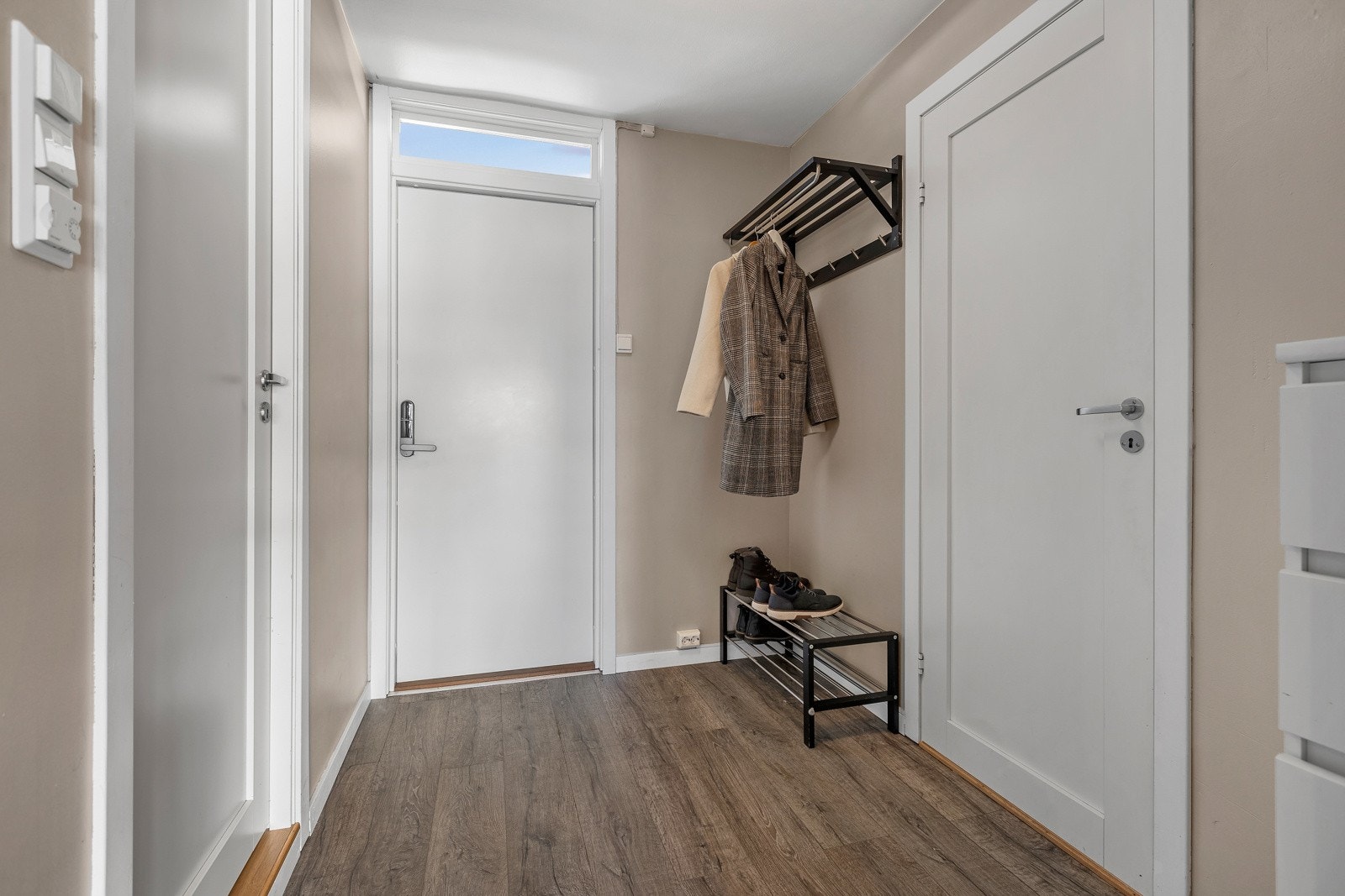 Hyggelig inngangsparti, her er det plass til å henge fra seg jakker samt sette fra seg sko. Galleribilde