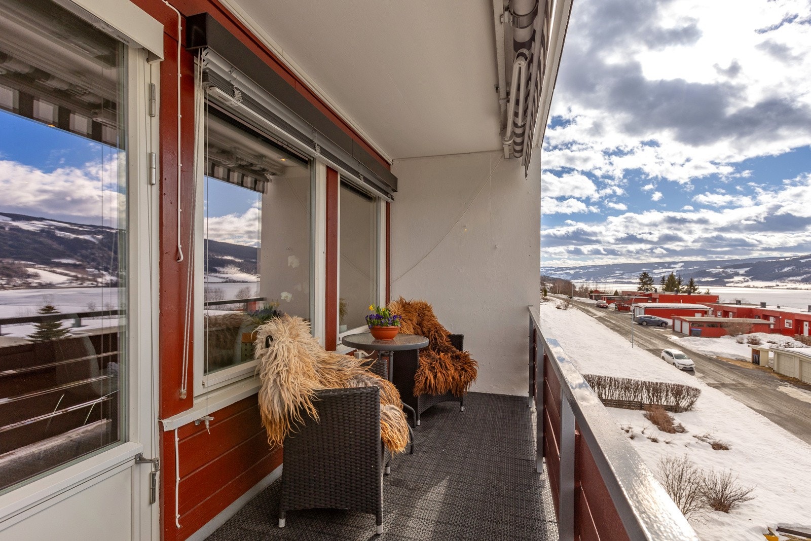 I tillegg til persienner på vinduene er det også terrassemarkise som skjermer mot solen Galleribilde