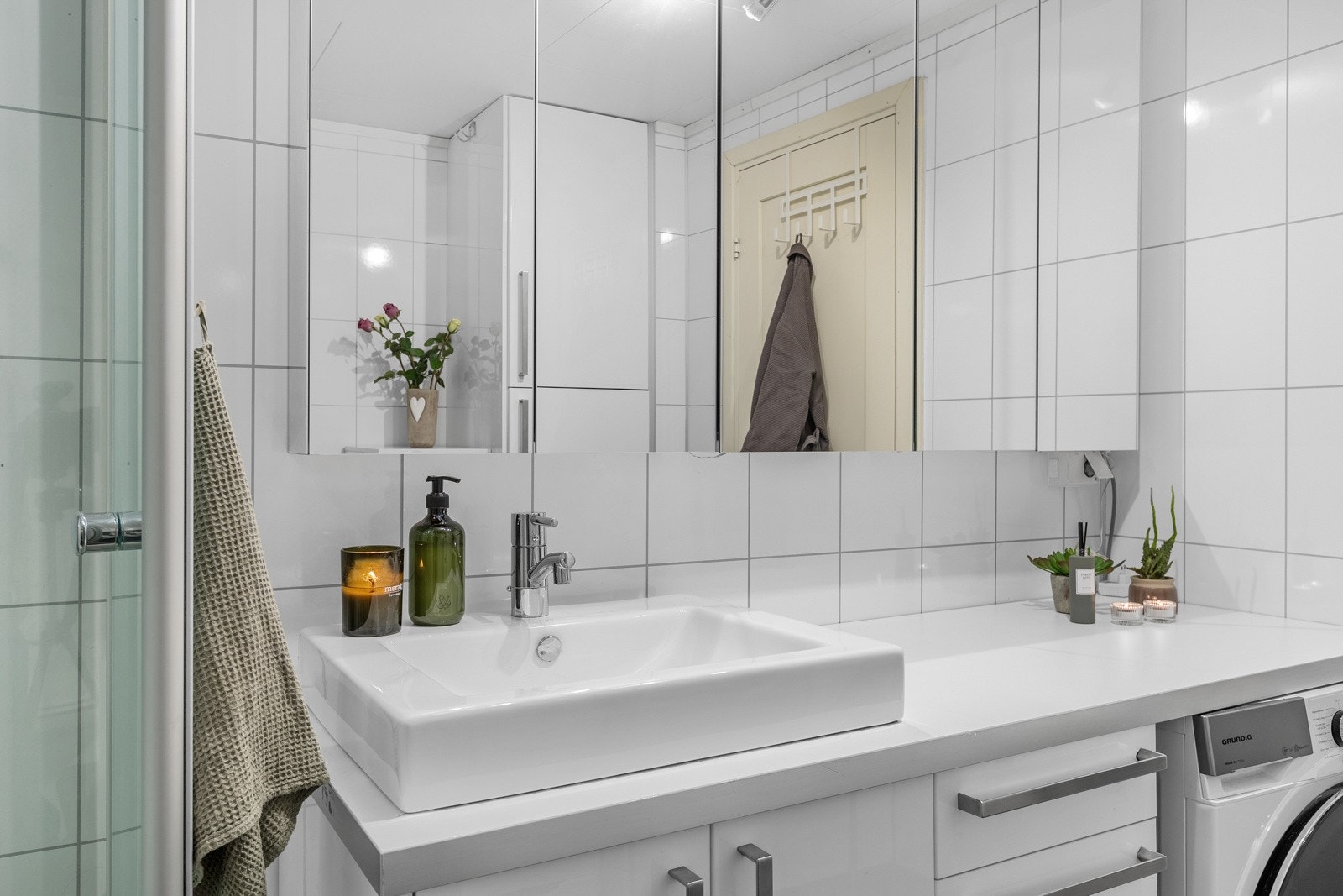Stort speilskap over vasken, speil både utvendig og innvendig Galleribilde