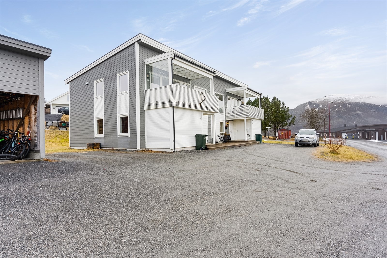 Utebod ved inngangspartiet. En plass i carport og mulighet for en bil mellom carport og bolig. Galleribilde